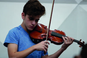 OSPA recebe jovem violinista brasileiro para concerto desafiante de Brahms. Guido Sant’Anna se apresenta com a OSPA pela primeira vez sob regência do maestro Mischa Santora, dia 02 de julho