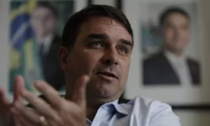 ‘Tá cheirando a sacanagem’, diz Flávio após divulgação de áudio de ex-ministro citando Bolsonaro, por Jussara Soares/O Globo