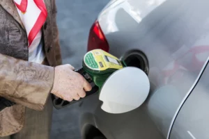 Parlamento rejeita pedidos para reduzir pela metade o imposto sobre a gasolina; SwissInfo