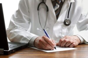 TRF4 decide que críticas de médico em entrevista não causaram dano moral a enfermeiros