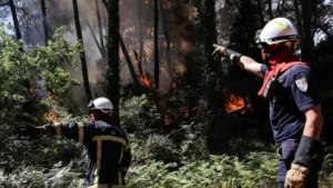 Mais de 6 mil turistas são retirados às pressas de campings na França devido a incêndios florestais; RFI