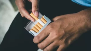 ‘Fumar de castigo’: a receita simples de médica brasileira que leva mais gente a largar o cigarro; BBC