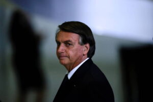 Bolsonaro, que já estimulou 'fuzilar a petralhada', diz que dispensa apoio de quem é violento; Folha de São Paulo