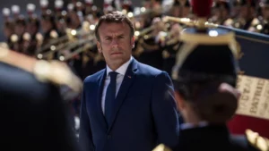 Macron tenta mostrar que não está isolado, mas continua a 