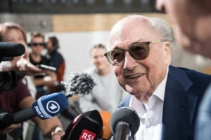 Tribunal rejeita acusações de corrupção de Blatter e Platini; SwissInfo