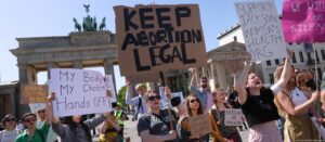 Parlamento Europeu vota para adotar direito ao aborto na UE; Deutsche Welle