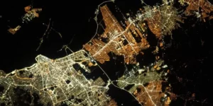 Direto de Estação Espacial, astronauta da Nasa fotografa Grande Porto Alegre à noite