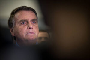 Bolsonaro diz que empresários que defendem golpe é notícia falsa e ataca jornalista, por Bruno B. Soraggi, Daniele Madureira e Joana Cunha/Folha de São Paulo