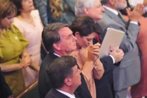 Casal Bolsonaro participa de culto e reforça 