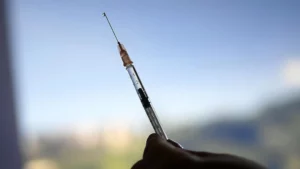 Vítima colateral? Médica se suicida na Áustria após ter sido ameaçada por grupos 'antivax'; RFI