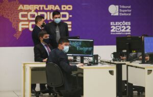 Militares iniciam inspeção de códigos das urnas eletrônicas, por Felipe Frazão/O Estado de São Paulo