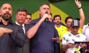 Em comício, Bolsonaro defende excludente de ilicitude para policiais
