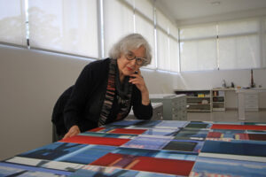 Vera Chaves Barcellos mantém produção artística e prepara novas exposições, por Roberta Requia/Jornal do Comérccio