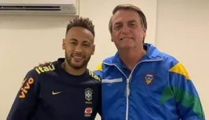 Bolsonaro ganha presente de Neymar e compara: 'Também apanho bastante', por Natasha Werneck/Estado de Minas
