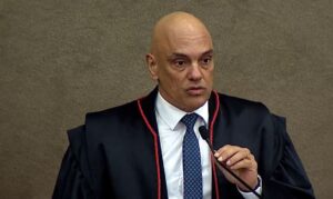 Moraes defende democracia e sistema eleitoral em discurso de posse. Ministro assumiu a presidência do TSE
