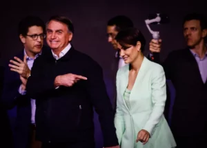 Bolsonaro critica versão de que primeira-dama teria relação com mulher de Guilherme de Pádua, por Alice Cravo/O Globo