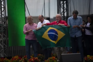 Longe do debate, Lula rebate Bolsonaro e diz que vai descobrir quem é 'ladrão', por Sérgio Roxo/O Globo