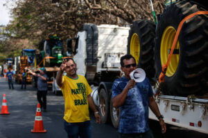 Bolsonaro faz aposta eleitoral e usa 7 de Setembro para inflamar militância e provocar STF;Folha de São Paulo