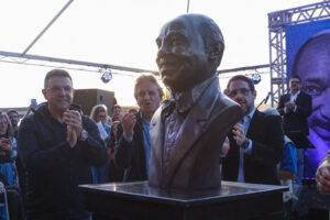 Autor do hino do Grêmio, Lupicínio Rodrigues tem busto inaugurado na Arena; Jornal do Comércio