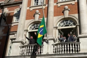 Bolsonaro chega a Londres e faz discurso na sacada da embaixada, por Rachel Sabino/Metrópoles