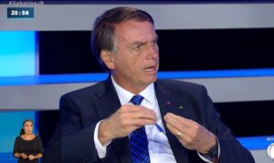 Eleições 2022: Bolsonaro diz que não houve atraso na vacinação contra covid-19