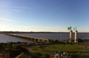 Ponte entre Brasil e Argentina fica bloqueada para transporte de carga