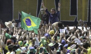 Bolsonaro ironiza Lula e cita ‘inveja’ para rebater comparação de apoiadores a Ku Klux Klan; O Estado de São Paulo