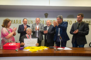 Câmara entrega título de Cidadão de Porto Alegre a Benitez Santa Cruz