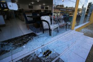 Porto Alegre:  Estabelecimentos comerciais sofrem danos no Bairro Glória
