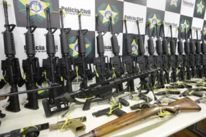 Decretos federais livram colecionador preso com 26 fuzis e 11 mil balas de processos por porte de armamento, por Rafael Soares/O Globo
