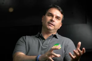 Entrevista: ‘Está todo mundo cansado de briga’, diz Flávio Bolsonaro, por Jussara Soares/O Globo