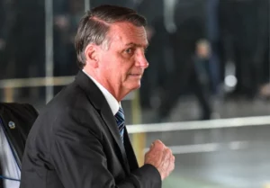 Recluso após derrota, Bolsonaro planeja viagens pelo país mirando eleições municipais, por Jussara Soares/O Globo