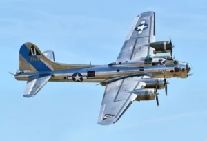 Aeronaves da Segunda Guerra colidem no ar em show aéreo; Aero