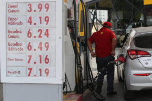 Preços da gasolina e do etanol voltam a subir nos postos do Brasil, diz ANP; Folha de São Paulo