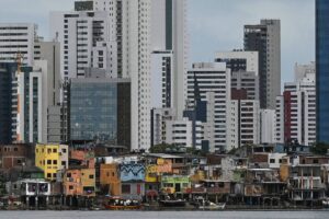 Um bilhão de pessoas vivem em favelas e moradias precárias no mundo com 8 bilhões, por Rafael Balago/Folha de São Paulo
