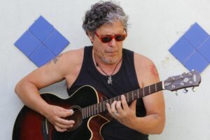 Morre o cantor e compositor Bebeto Alves, aos 68 anos. Artista estava internado no hospital Dom Vicente Scherer, em Porto Alegre, lutando contra um câncer/GZH