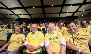 Equipe de transição pausa trabalhos para ver estreia da seleção. Evento encheu teatro do CCBB de Brasília para ver estreia da seleção