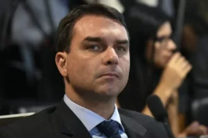 O arrependimento de Flávio Bolsonaro sobre Carla Zambelli, por Igor Gadelha/Metrópoles