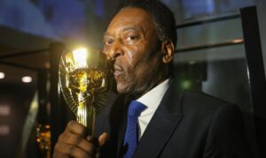 Pelé está com infecção respiratória, segundo boletim médico