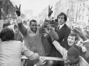 Pelé morre aos 82 anos e entra para galeria de lendas que personificaram o Brasil para o mundo; da RFI