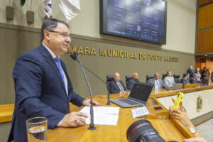 Porto Alegre: Hamilton Sossmeier é empossado presidente da Câmara. Melo ressalta integração com Legislativo