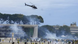 Tradição de impunidade desde redemocratização levou ao caos de Brasília, diz historiadora francesa, da RFI