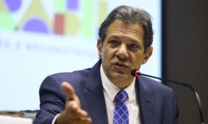 Haddad anuncia pacote de R$ 242,7 bi para melhorar contas públicas. Medidas envolvem reversão de desonerações e mudanças no Carf