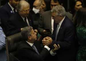 Governo Lula acena com cargos para atrair partidos do Centrão que davam suporte a Bolsonaro, por Lauriberto Pompeu, Gabriel Sabóia, Bruno Góes, Sérgio Roxo e Jussara Soares/O Globo