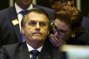 Bolsonaro afirma que Zambelli o traiu e fez acordo com Alexandre de Moraes; Folha de São Paulo