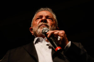 Lula cita mensalão, cobra aliados a agir contra corrupção e admite erros anteriores, por Catia Seabra e Thiago Resende/Folha de São Paulo