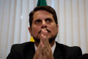 Marcos do Val muda versão, tenta isentar Bolsonaro e recua de renúncia no Senado, por Thaísa Oliveira e João Gabriel/Folha de São Paulo