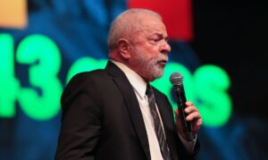 Emocionado, Lula relembra do início do PT no aniversário do partido