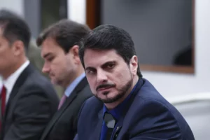 Mensagens de senador revelam operação golpista de Bolsonaro contra Moraes, por Leonardo Caldas/Veja