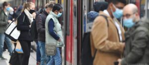 Alemanha encerra uso de máscaras no transporte público, da Deutsche Welle